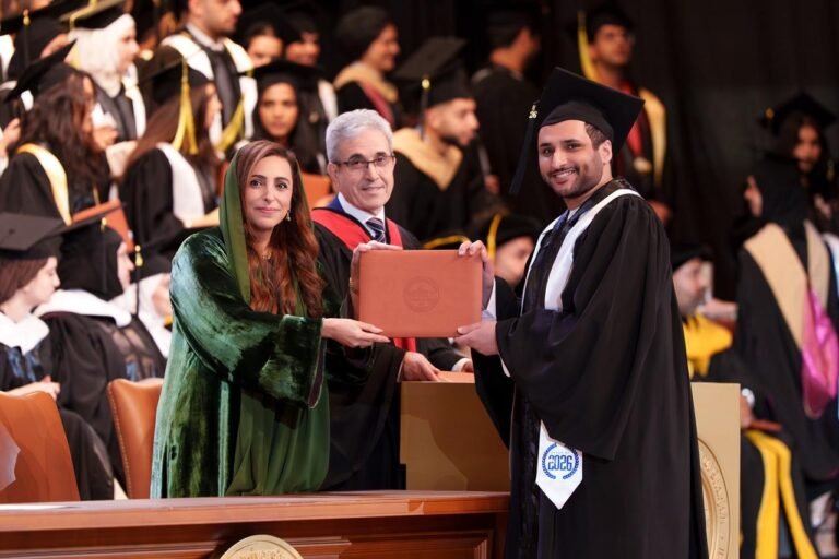 الشيخة بدور القاسمي تكرم أحد خريجي دفة 2026 في الجامعة الأمريكية بالشارقة